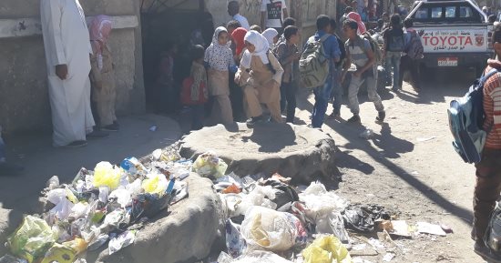 اضبط مخالفة.. بوابات مدارس دشنا تتحول إلى مكان لإلقاء القمامة