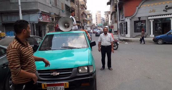 بالصور.. أهالى دمياط يشكون استخدام الباعة الجائلين للمكبرات الصوتية