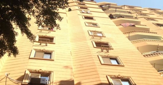 بالصور.. محافظة القاهرة تزيل عقار مائل فى المعادى