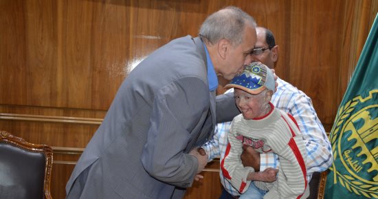 محافظ القليوبية يلتقى بطفل مصاب بالصدفية ويأمر بتوفير علاج له مدى الحياة