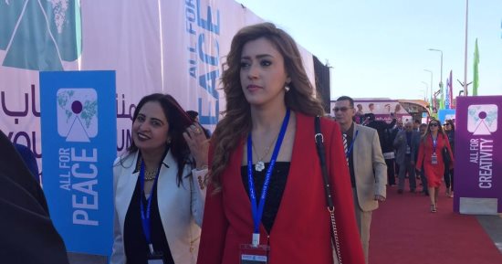 بدء توافد ضيوف منتدى شباب العالم على القبة الزجاجية لحضور حفل الافتتاح 