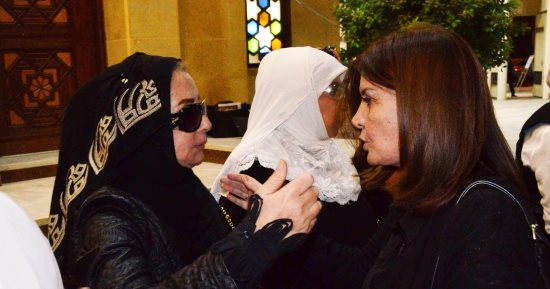 ميرفت أمين ورجاء الجداوى وشيرين فى عزاء شقيق الفنانة شهيرة