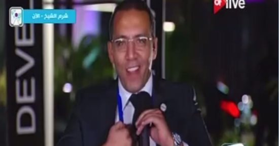 بالفيديو.. خالد صلاح فى تغطية مشتركة لمنتدى شباب العالم: الحدث رسالة نور للإنسانية
