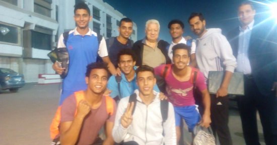 بالصور.. مرتضى منصور يكرم فريق الشباب بعد هزيمة الأهلى