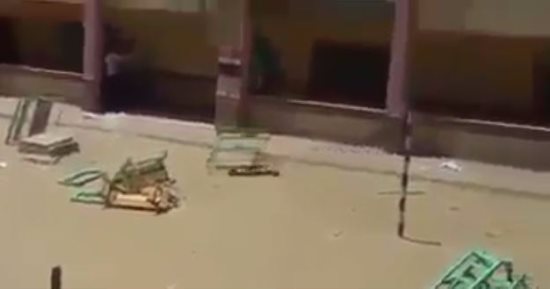 بالفيديو.. إلقاء مقاعد من أدوار علوية بمدرسة ثانوى بنين فى الزقازيق