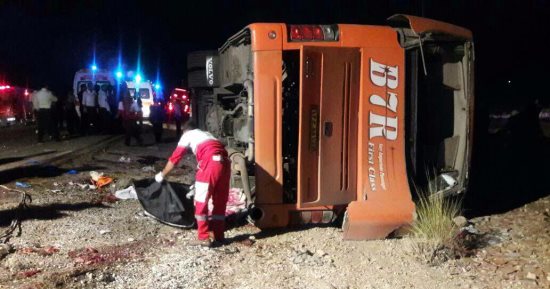 مصرع 13 شخصا وإصابة 16 آخرين إثر انقلاب حافلة فى مازندران بإيران