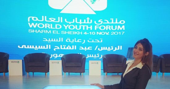 إحدى المشاركات بمنتدى الشباب  تشارك اليوم السابع بفيديو تعريفى لقاعته