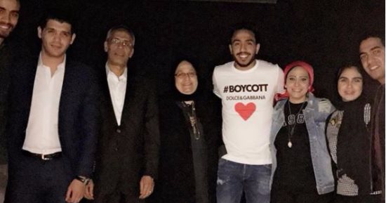كهربا ينشر صورة لعائلته: "اليوم أتذكر.. عائلتى هى كل شىء"