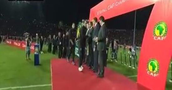 بالفيديو.. الاهلى يتسلم الميداليات الفضية فى غياب البدرى