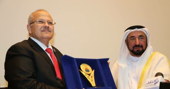 رئيس جامعة القاهرة يهدى حاكم الشارقة درع وزارة التعليم العالى