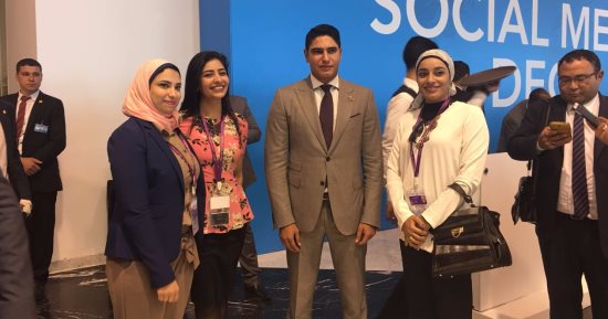 بالصور.. الشباب المشاركون في منتدي شباب العالم يلتقطون الصور مع أحمد أبو هشيمة