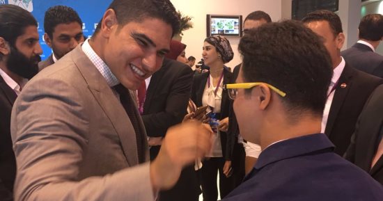 بالصور.. "أبو هشيمة" يحتضن "سباح المانش" فى منتدى شباب العالم