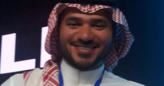 باحث سعودى يكتب على جلبابه كلمة "تسامح" خلال مشاركته بمنتدى شباب العالم