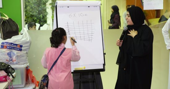 مدينة الطفل بمعرض الشارقة تقدم ورشاً تعليمية لتعزيز محبة المناهج الدراسية