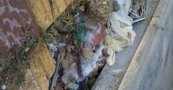 بالفيديو.. كسر ماسورة مياه بالوحدة الصحية بمدينة طيبة الجديدة فى الأقصر
