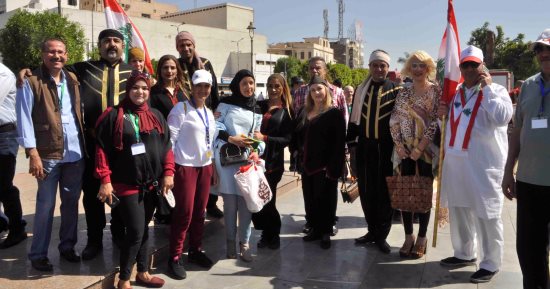 بالصور.. فقرات الدبكة اللبنانية فى شوارع أسوان بأول أيام مهرجان طيبة   