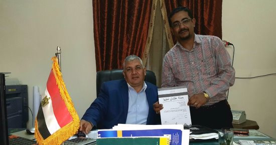 مدير الطرق ببنى سويف يوقع استمارة "علشان تبنيها" 