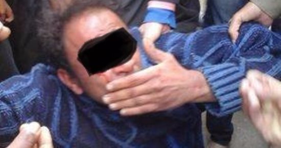 قصة مريض نفسى لقنه الأهالى علقة ساخنة لاعتقادهم فى عزمه خطف أطفال بسقارة