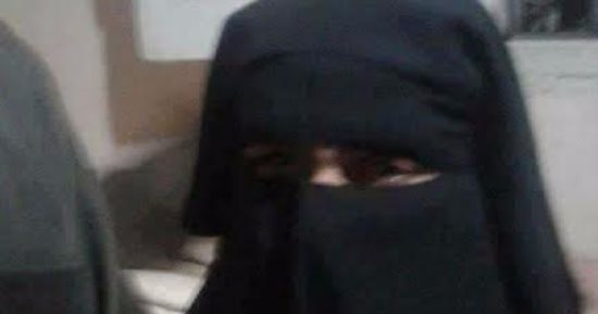 أهالى كفر صقر يتحفظون على شاب يرتدى نقابا لاعتقادهم فى محاولته خطف طفلة