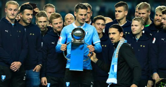ابن النادى.. إبراهيموفيتش يسلم كأس الدورى السويدى للاعبى مالمو