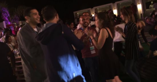 بالصور.. الأجانب المشاركون فى منتدى شباب العالم يرقصون على مسرح the spot