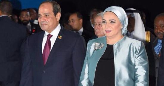 إطلالة سيدة مصر الأولى بمنتدى الشباب بشرم الشيخ رسالة دعم للمنتج المصرى.. قرينة الرئيس ترتدى ملابس صممت بأيدى شباب واعدين.. ومغردات يشدن بالمبادرة: "شيك وراقٍ ويحمل البهجة".. والمصريون قادرون على المنافسة