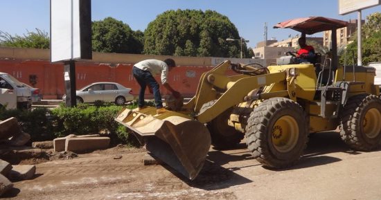 بالصور .. مدينة الأقصر تزيل 30 طن مخلفات صلبة لرفع كفاءة شارع التليفزيون