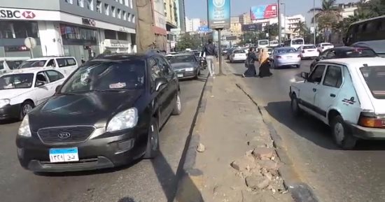 زحام مرورى بسبب كسر ماسورة صرف صحى بشارع أحمد حلمى