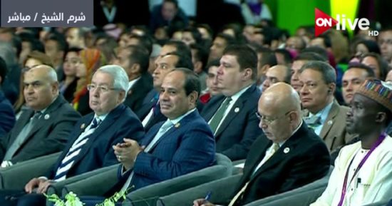 بالفيديو.. شاب يقاطع جلسة منتدى شباب العالم: أنا زويل التانى.. والسيسى يستدعيه