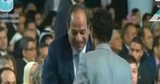 باحث مصرى يطلب الحديث مع الرئيس.. والسيسى: "إحنا عاملين المؤتمر عشانكم"