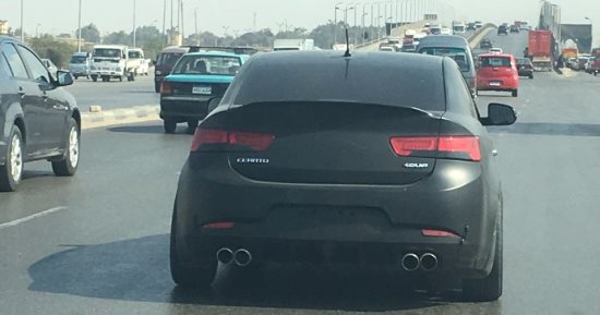قارئ يرصد سيارة بدون لوحات معدنية وزجاجها "فاميه" بطريق العاشر