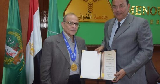 رئيس جامعة المنوفية يكرم أستاذ فيزياء لحصولة على ذهبية البحث العلمى