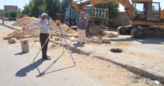 بالصور استكمال  توصيل مرافق الصرف بحى البستان بالخارجة 