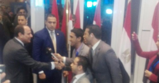 بالصور.. الرئيس يتوقف خلال توجهه لإحدى الجلسات ليصافح شباب من متحدى الإعاقة