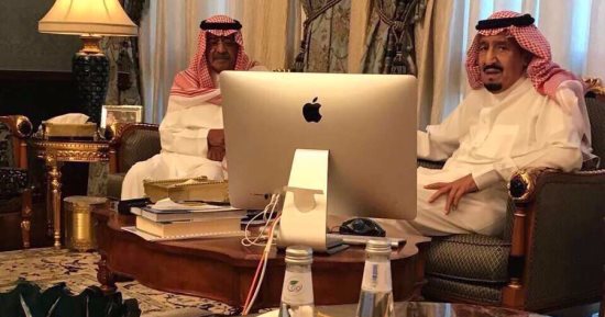 بالصور.. الملك سلمان وولى العهد يعزيان الأمير مقرن بعد وفاة جراء سقوط مروحية