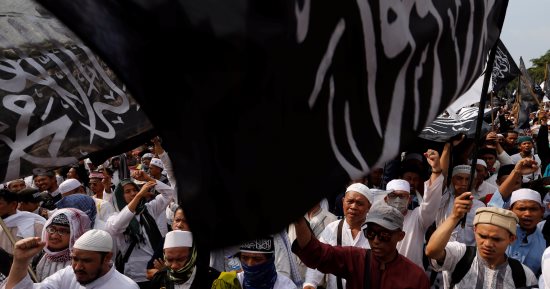بالصور.. تظاهرات فى إندونيسيا ضد قرار الرئيس بحل الجماعات الإسلامية 