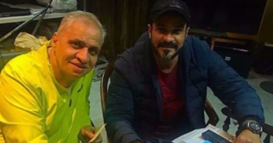 أحمد السبكى ينشر صورة تعاقده مع محمد رجب على فيلم "بيكيا"