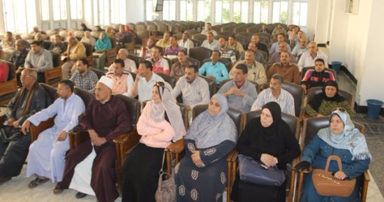 رئيس مدينة مطاى بالمنيا يتابع مع رؤساء الأحياء والقرى مشاكل الصرف والطرق