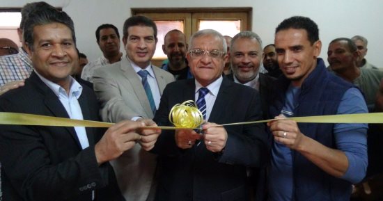 رئيس جامعة المنيا يفتتح معرضى "الدائرة بين الدلالة والإيحاء" و"صدأ"