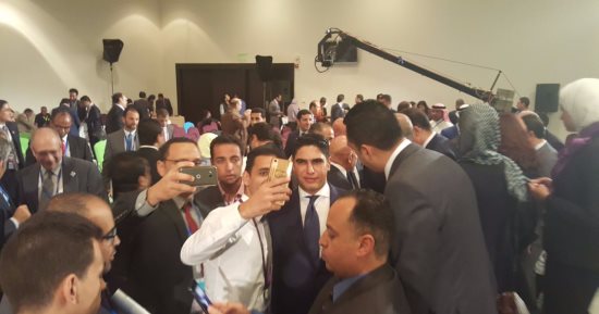 ضيوف منتدى شباب العالم يلتقطون صورا مع أبو هشيمة عقب جلسة "قناة السويس"