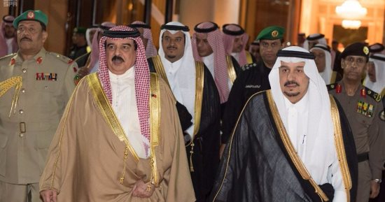 بالصور.. ملك البحرين يغادر الرياض بعد تقديم العزاء فى وفاة الأمير منصور بن مقرن