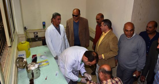 محافظ مطروح يتابع حملة المسح الشامل للكشف عن فيروس "سى"
