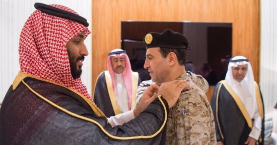 بالصور.. ولى العهد السعودى يقلد قائد القوات البحرية رتبته الجديدة