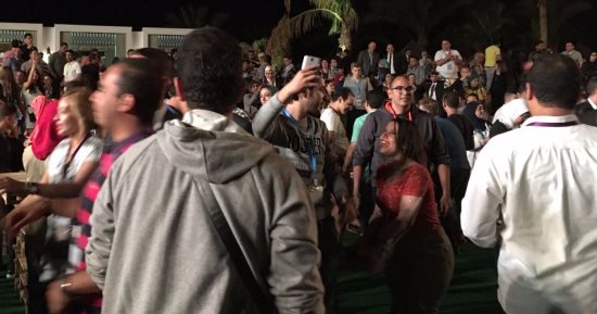 بالفيديو والصور.. حفل لشباب منتدى العالم على أنغام "سهر الليالى"