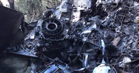 صحيفة سعودية تنشر أول صور لحطام طائرة الأمير منصور بن مقرن بمنطقة جبلية