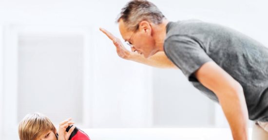 انصحوهم بدل ما تضربوهم ..طبيب يوضح خطورة ضرب الأطفال على صحتهم