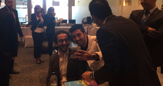المشاركون فى منتدى شباب العالم يلتقطون "السيلفى" مع الممثل أحمد حلمى