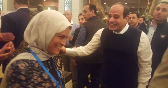 حوار باسم بين الرئيس ونحاتة بمعرض الحرف.. والسيسى ضاحكا:اشترى منك وهافاصل