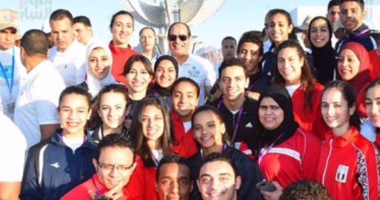 نجوم الرياضة ينشرون صورهم مع الرئيس السيسى فى منتدى شباب العالم