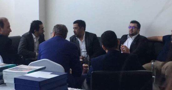 الشاب خالد وأحمد حلمى ومحمد السعدى فى غرفة تحضيرات منتدى شباب العالم
